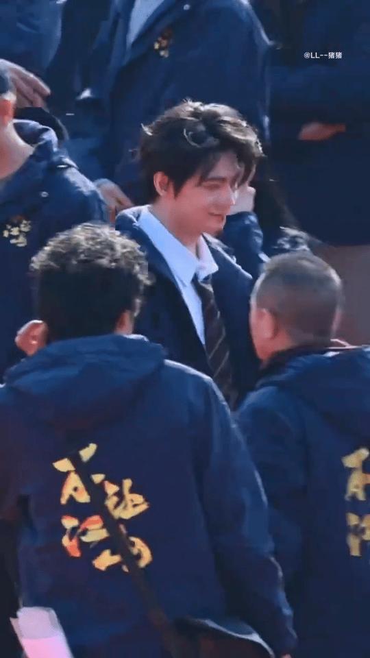 杨洋方安抚粉丝羊毛说他主动跟导演握手，导演很傲慢，这是粉丝做的图，洋洋格局好大