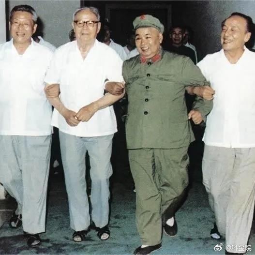 《叶剑英与杨尚昆的58年》叶剑英与杨尚昆是患难与共、肝胆相照的老战友。“他们交往