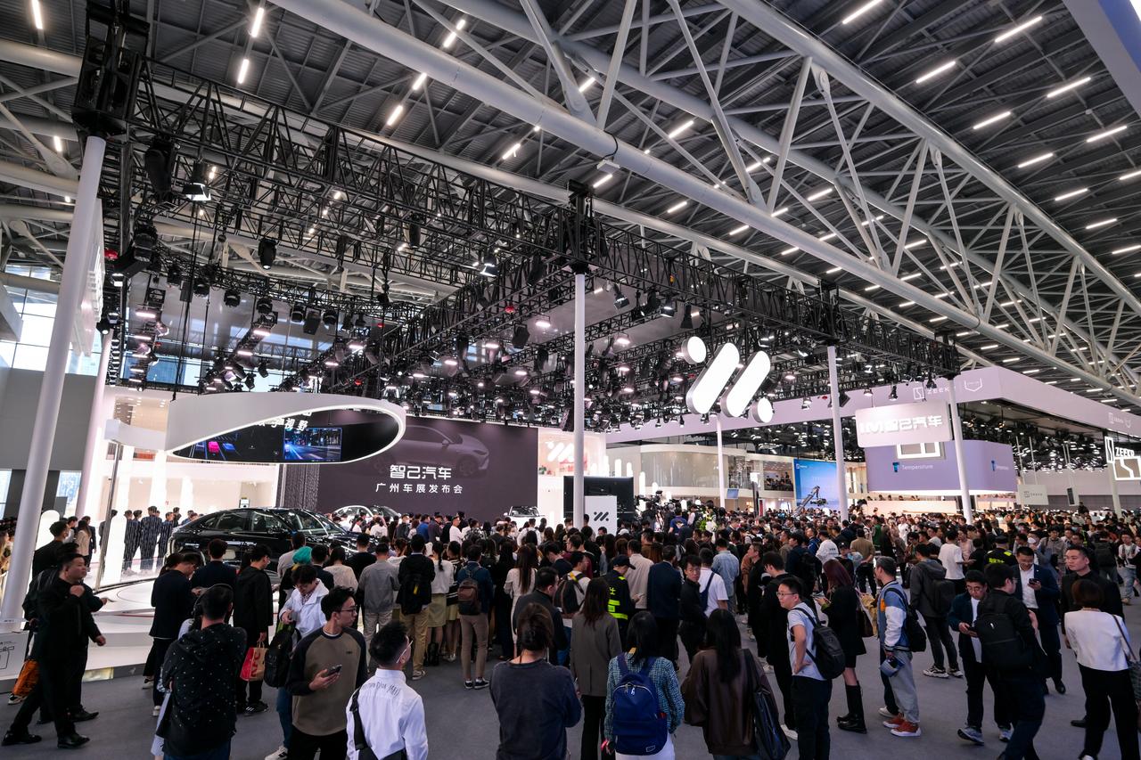 在金晨的助力下，智己展台迎来了一波观众流量上的小高潮。
 
当然，除了代言人外，