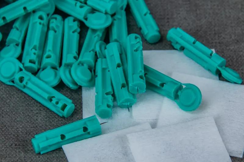 触目惊心！诊所竟用一个针头给15人采血，乙肝艾滋风险直逼每个人！
 
看病就医，