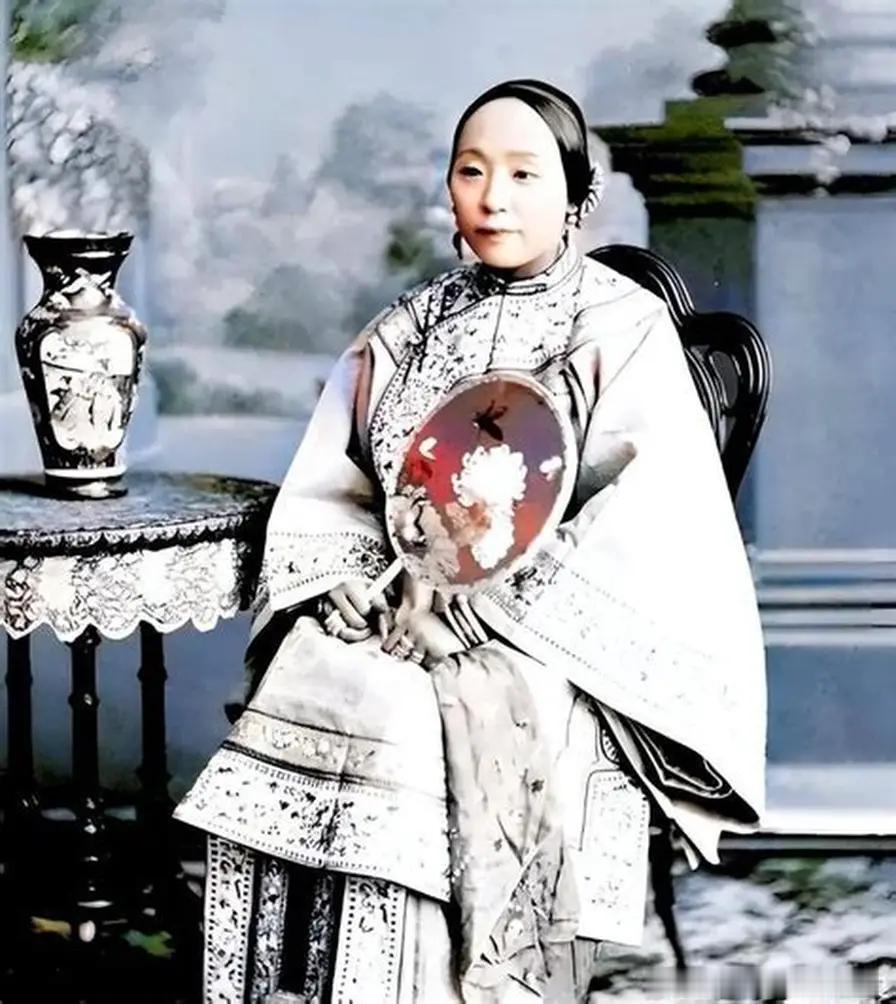 1881年，71岁的左宗棠被慈禧塞了个17岁的丫头章怡当小老婆。新婚那晚，姑娘哭