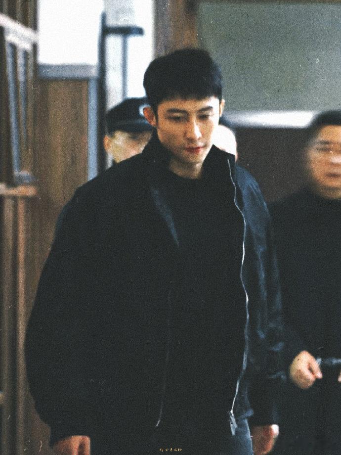 黄景瑜自己追着自己跑黄景瑜并不是在重复演类型片，他其实是在同一命题下不断解锁更复