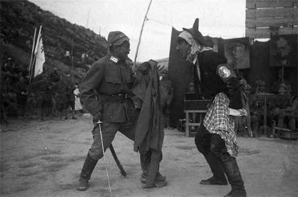 🔻这是1944年6月，延安庆祝“诺曼底登陆”文艺表演。🔹图1、图2：描述艾森