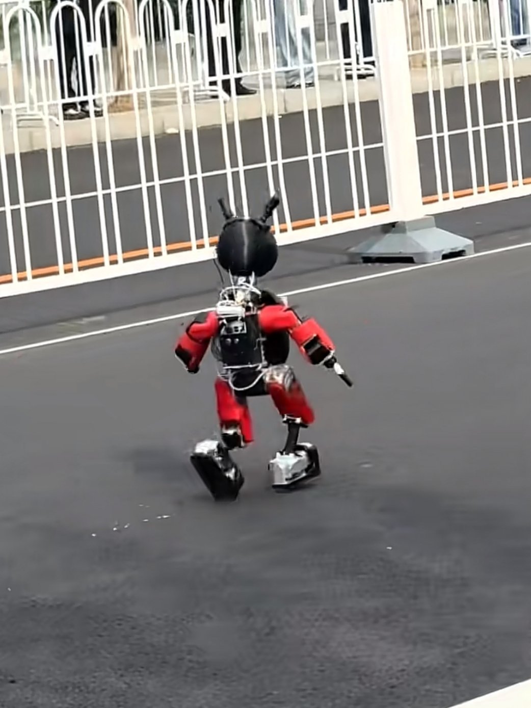 果然不管是什么生物，小的时候都可爱，这个跑半马的机器人，应该给它挂个奶瓶【奶瓶是