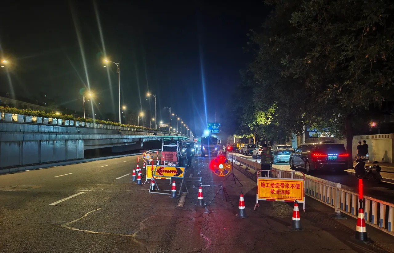 【加强道路铣刨维修 打造畅通舒适的出行环境】连日来，市道桥管护中心各维护单位集中