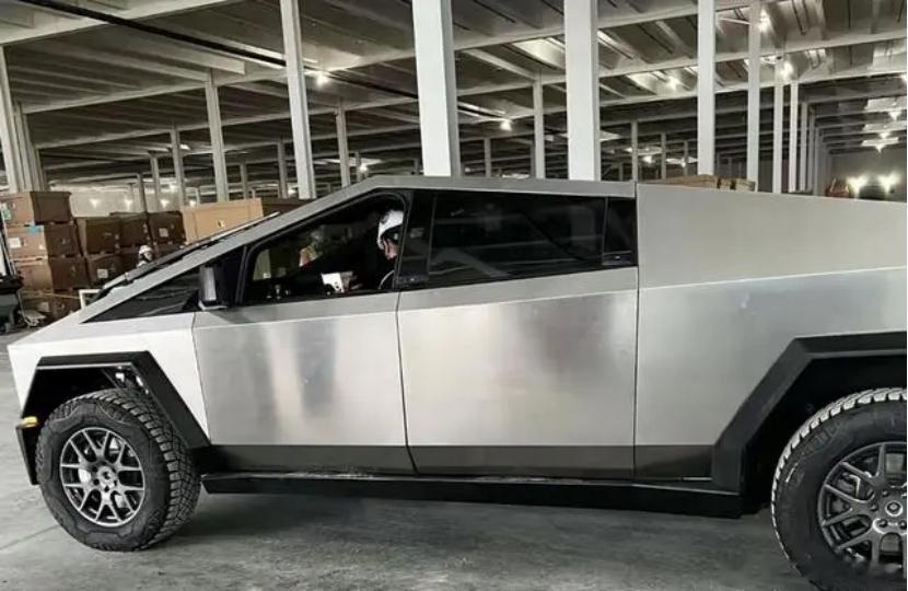 【特斯拉皮卡概念车和最新状态的N个差异，你怎么看待这些改动呢？】1、换上了普通轮