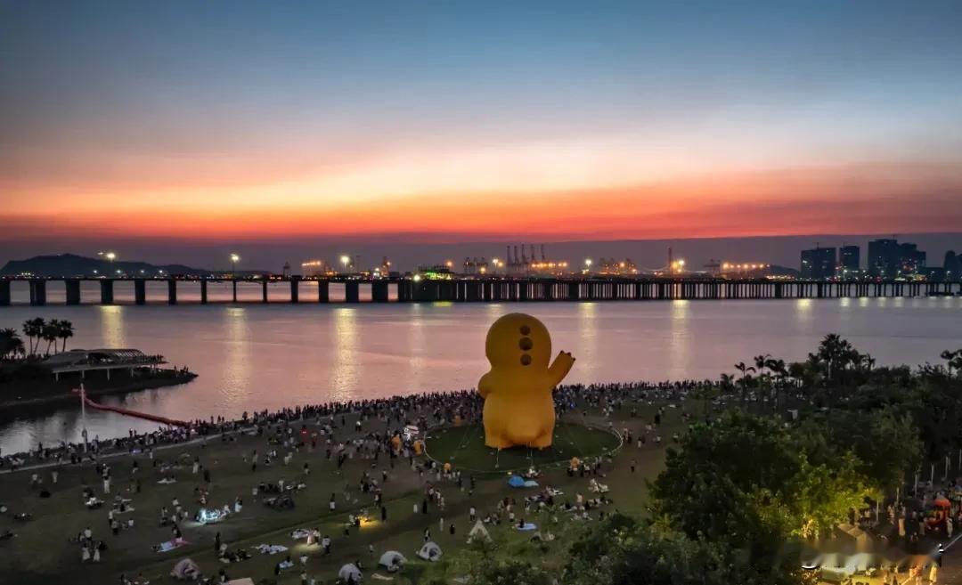 一年快要到头了，深圳多少年轻的打工人会感叹：空空如也。四个字的背后折射出深圳的钱