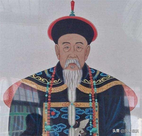 乾隆见新科状元刘墉驼背，当场奚落：“弯木难做顶梁柱。”刘墉秒回：“臣这根弯木，正