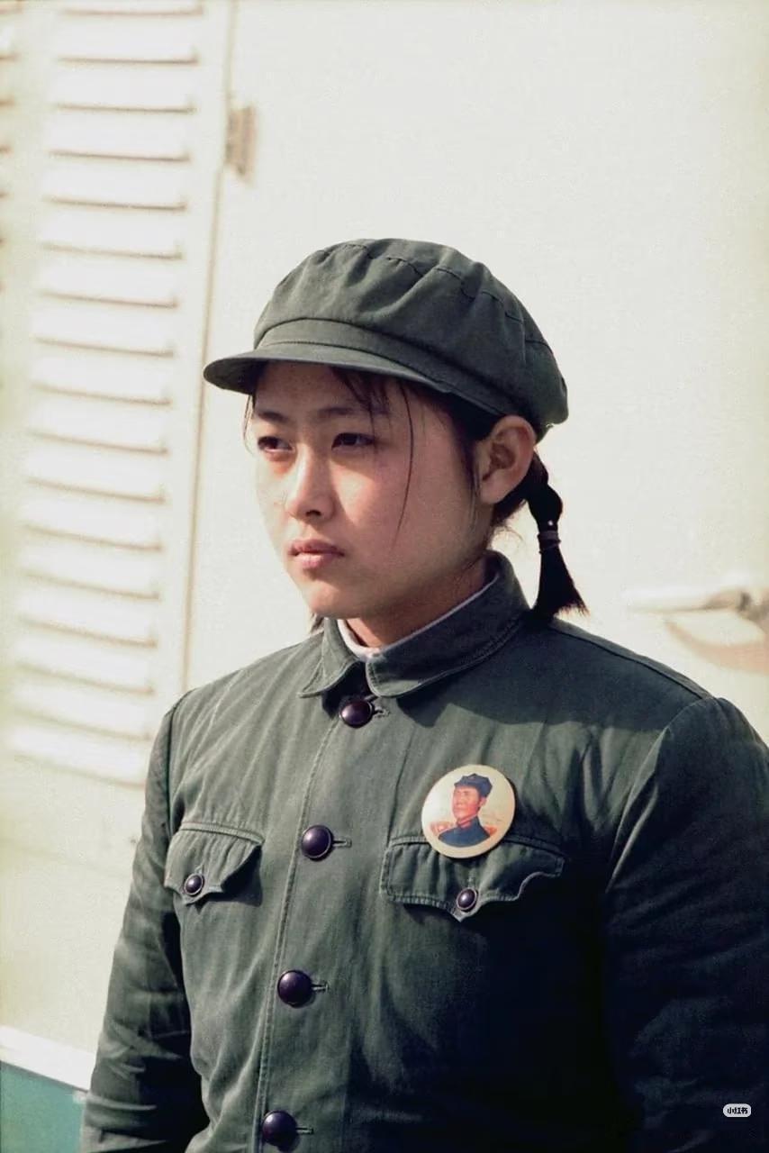 身穿“列宁装”、佩戴毛泽东肖像徽章的中国女孩。 列宁装，中华人民共和国建国初期的