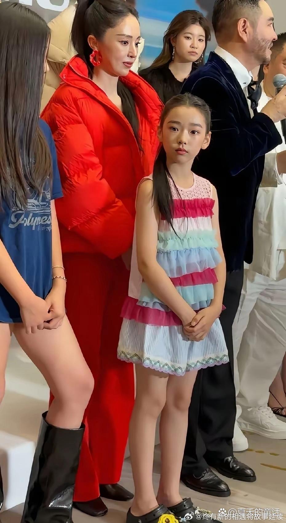 演员苗圃罕见带女儿出席活动，她女儿这么大了，身高快跟她差不多了。 