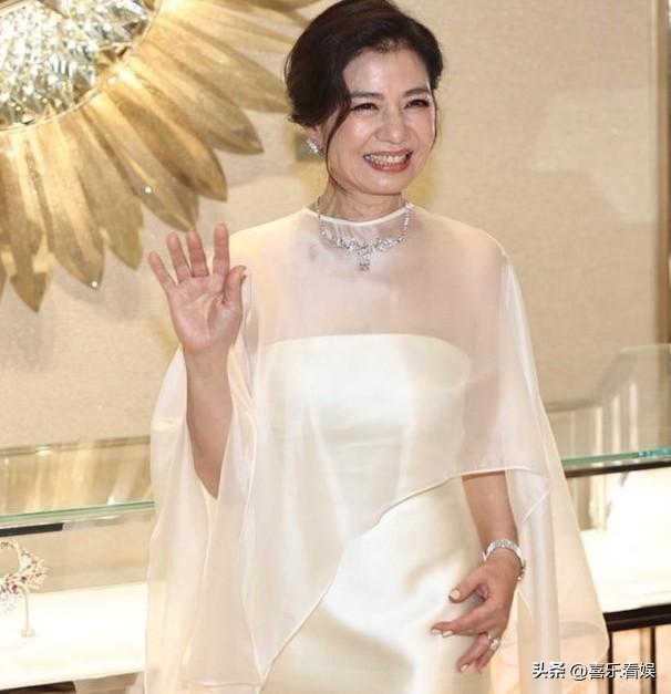 66岁钟楚红，久违露面！
 
6月3号，66岁的钟楚红罕见冲上热搜，不是因为拍了
