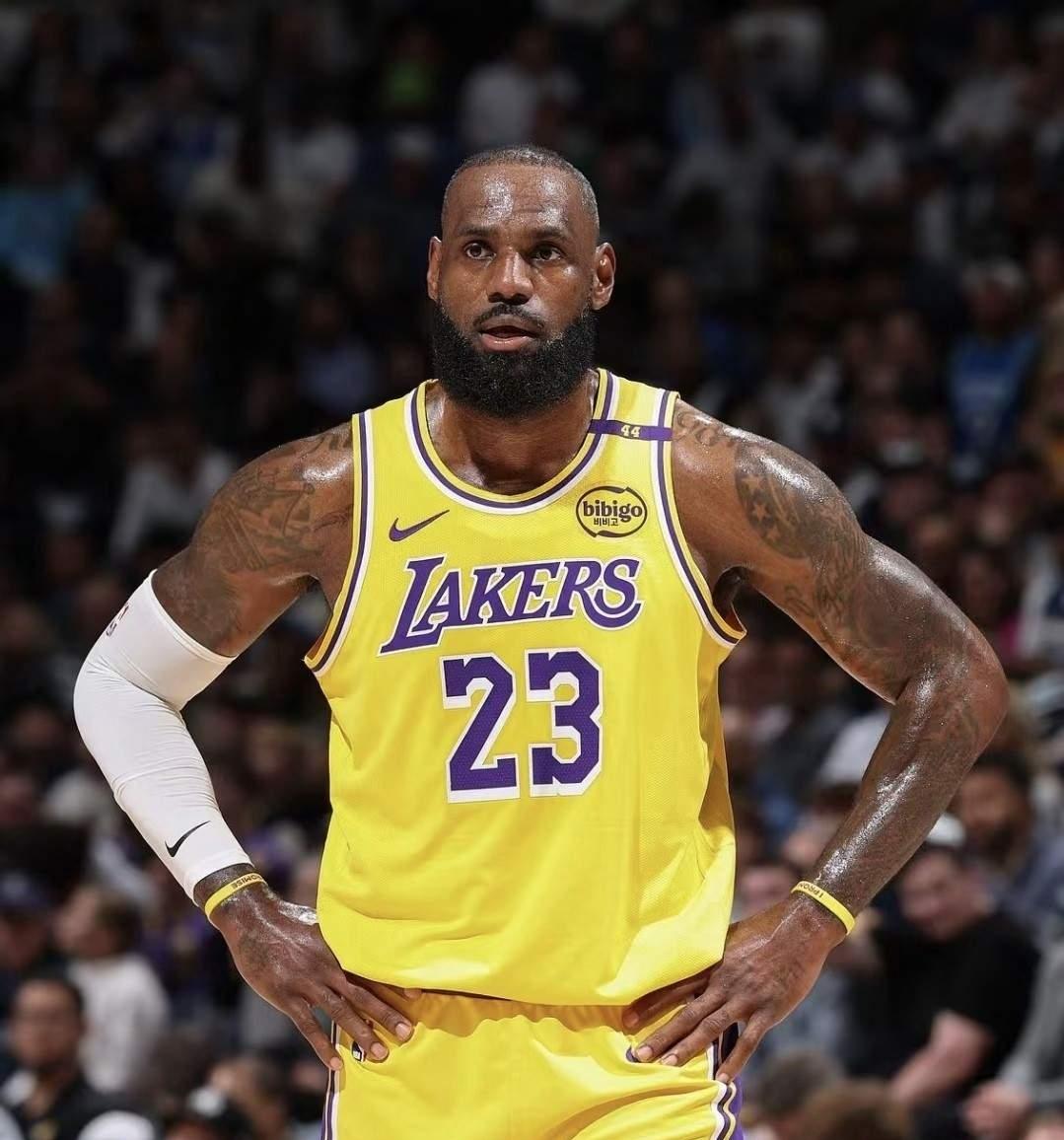 詹姆斯真的打不动了，今天对阵猛龙17投4中仅得8分，并且0罚球，其保持的连续得分