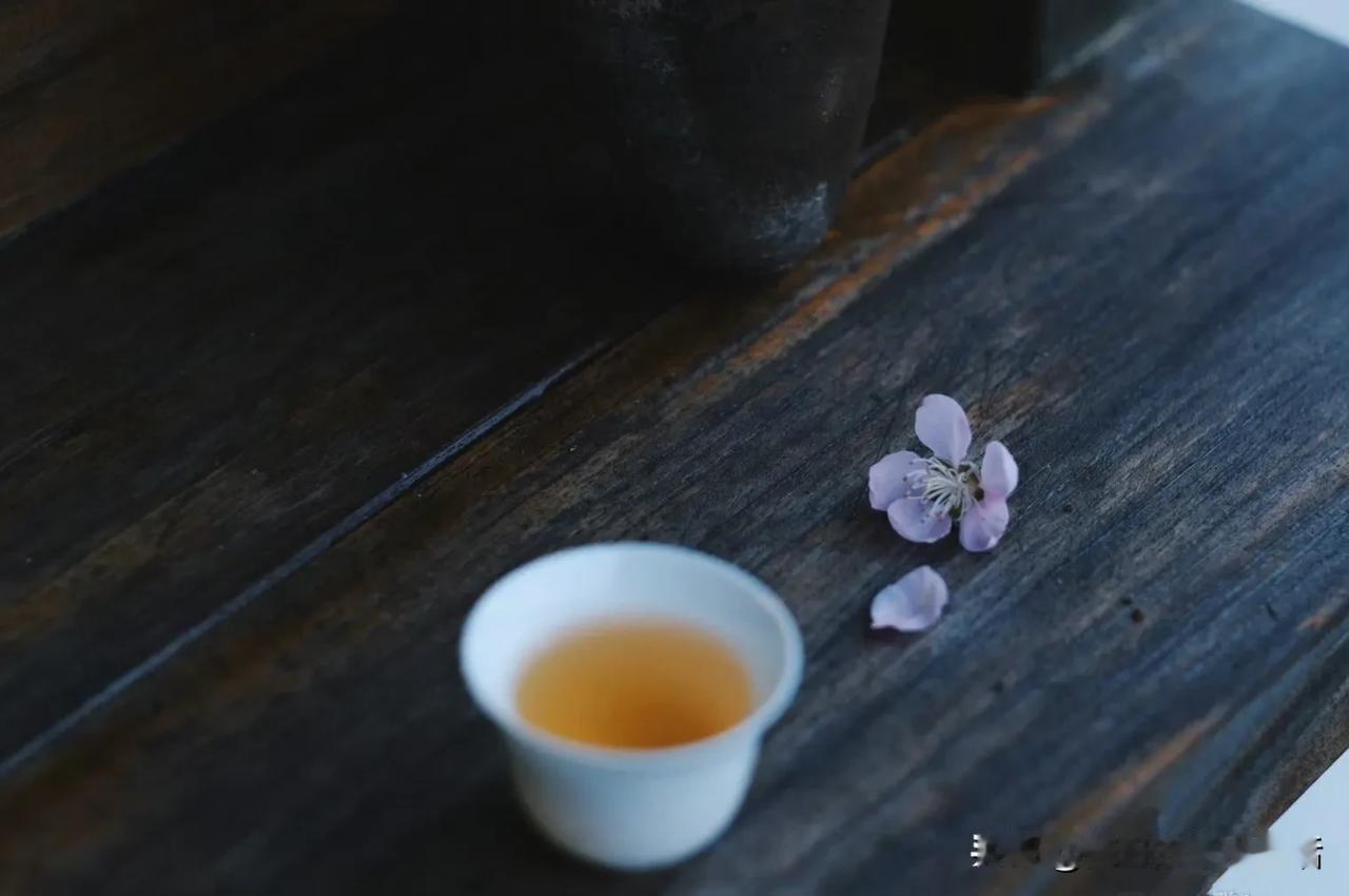 我喜欢节日的仪式感，我会在某些节日给重要的人特殊的礼物，以表达自己的心意，有时候
