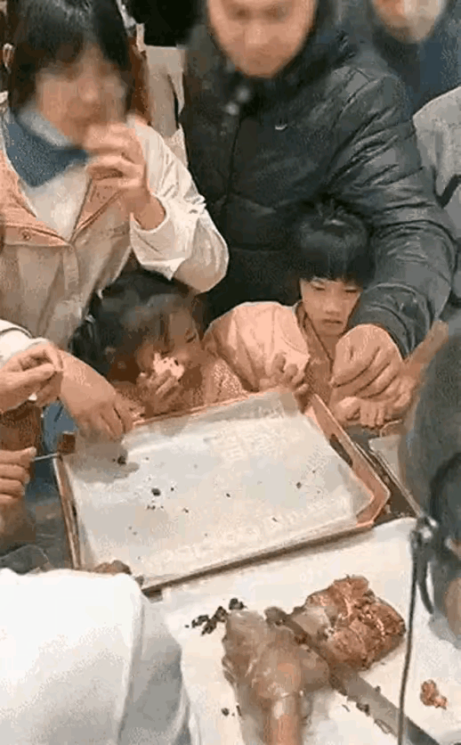 吃相难看！奇葩房东之女扫货，简直离谱！

上饶玉山奇葩房东事件广受关注之后，提灯