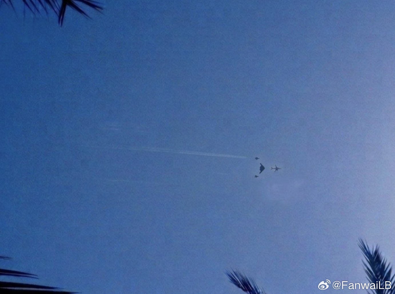 伊拉克上空，美国特朗普总统的轰炸机编队。看样子是b2正在空中加油，还有战斗机护航