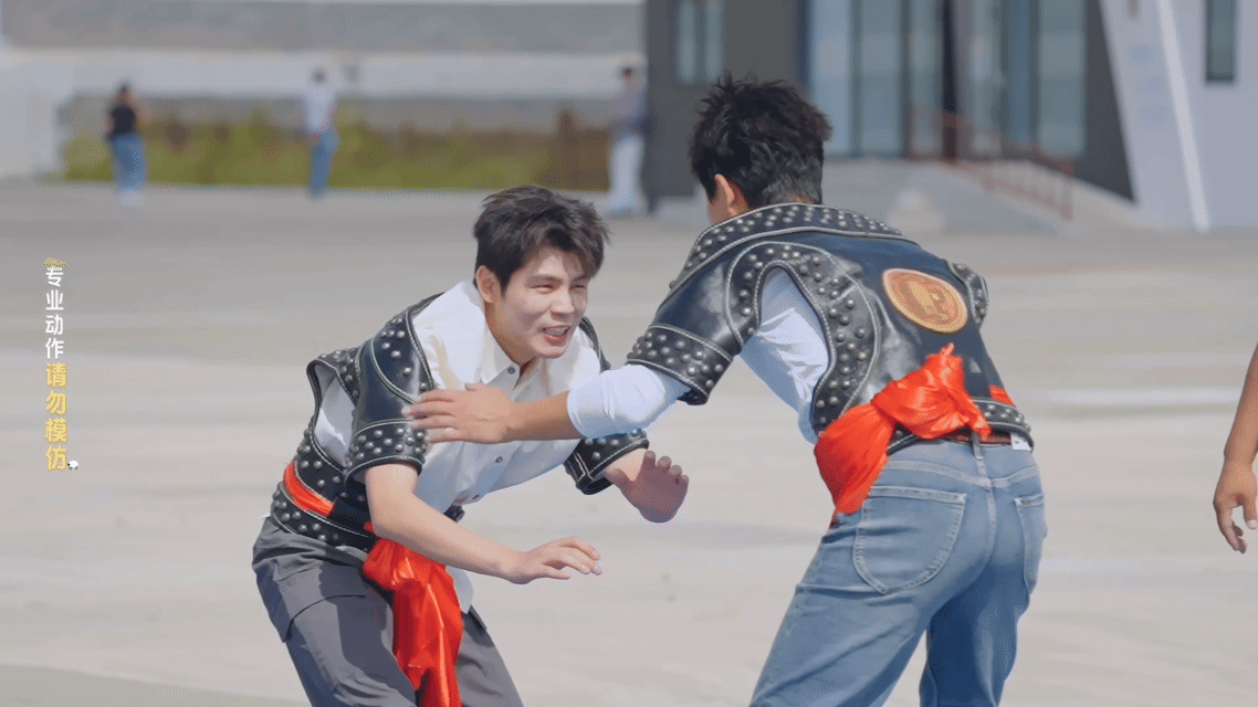 何广智摔跤又偷又抢 谁没被何广智摔跤的“野路子”笑到！《非来不可3》里跟刘奕君赛