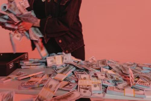 最近，不少通过ZD Group参与港股打新的投资人，正面临资金取不出来的窘境。十