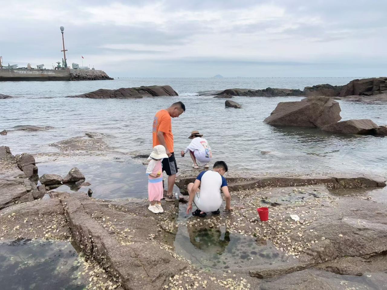 2. 不勉强他人，不委屈自己，身体健康，内心安稳，即是幸福。
3. 三餐安稳，四