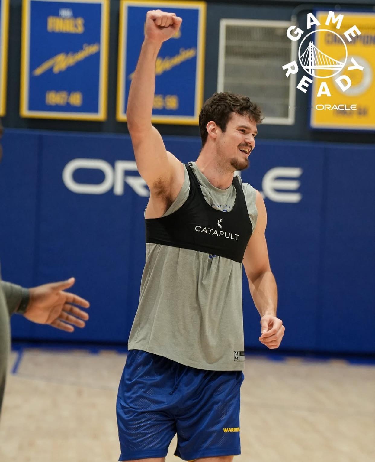 今日周一（当地时间），勇士训练后采访，波斯特训练后采访片段1、史蒂夫和摩西今天都