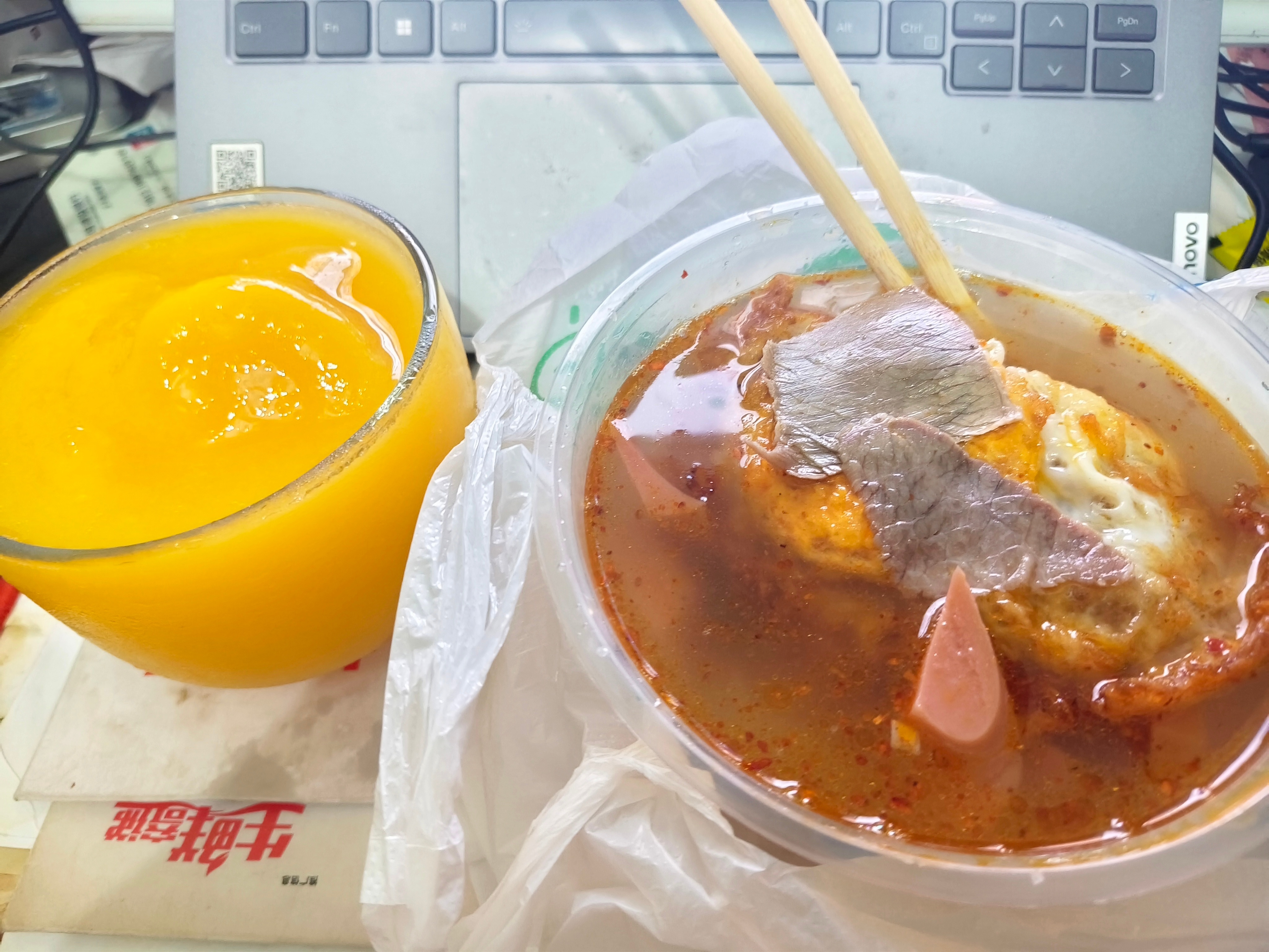 微辣牛肉米粉加荷包蛋加香肠，一眼就知道这个米粉很少所以我又单加了一份。饮料是芒果
