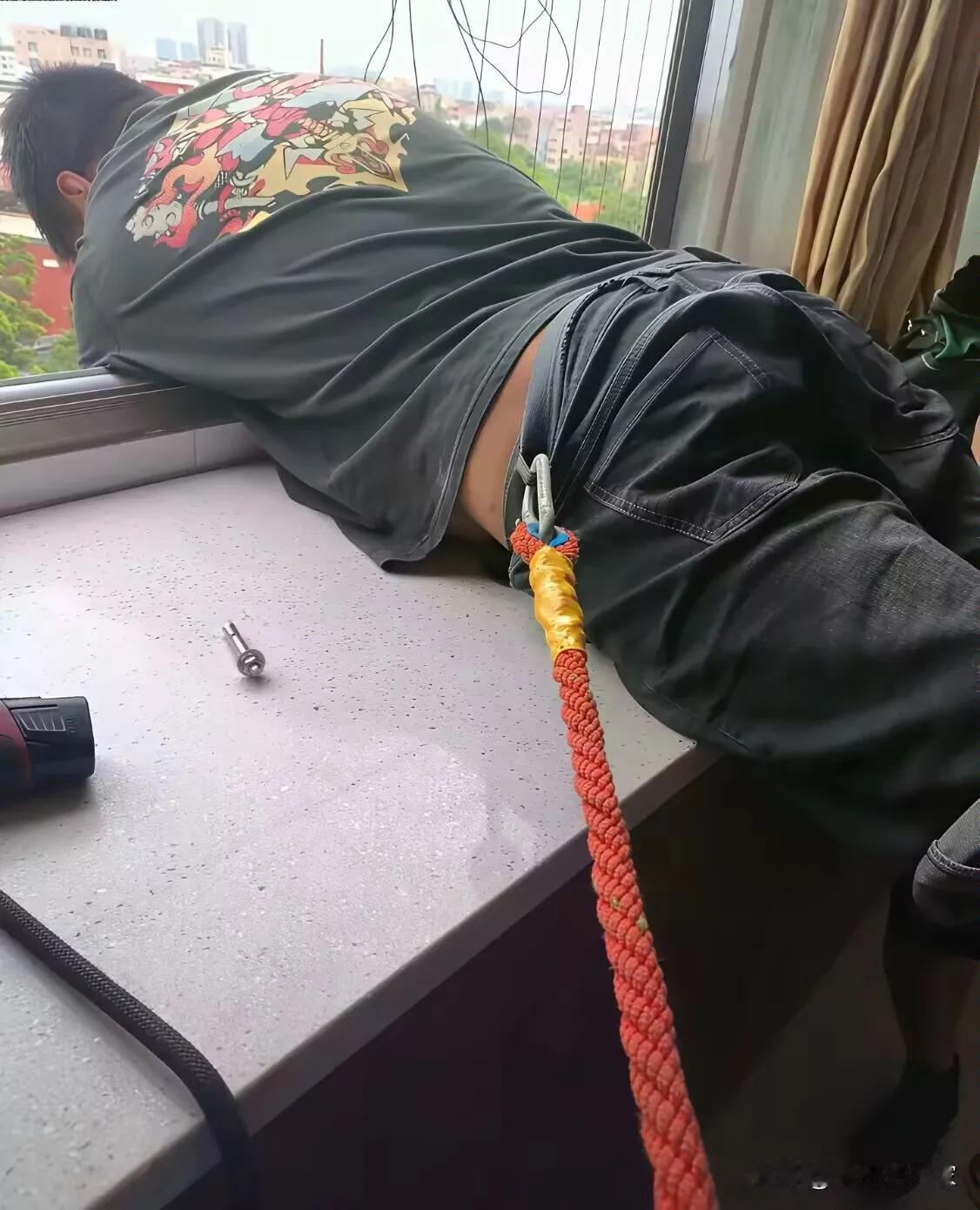 维修空调的师傅这样绑安全绳靠谱吗？
最近的天气是越来越热了，家里三楼的空调也不知