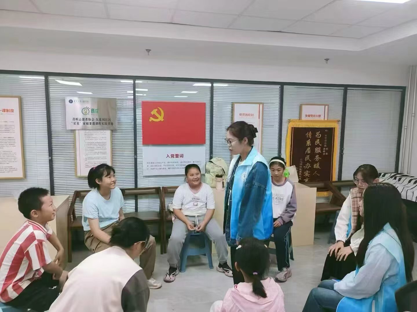 秦岭笑谈 【萤火相传，暖润心田】欢萤学堂志愿者以社区为阵地，用爱心与专业陪伴留守