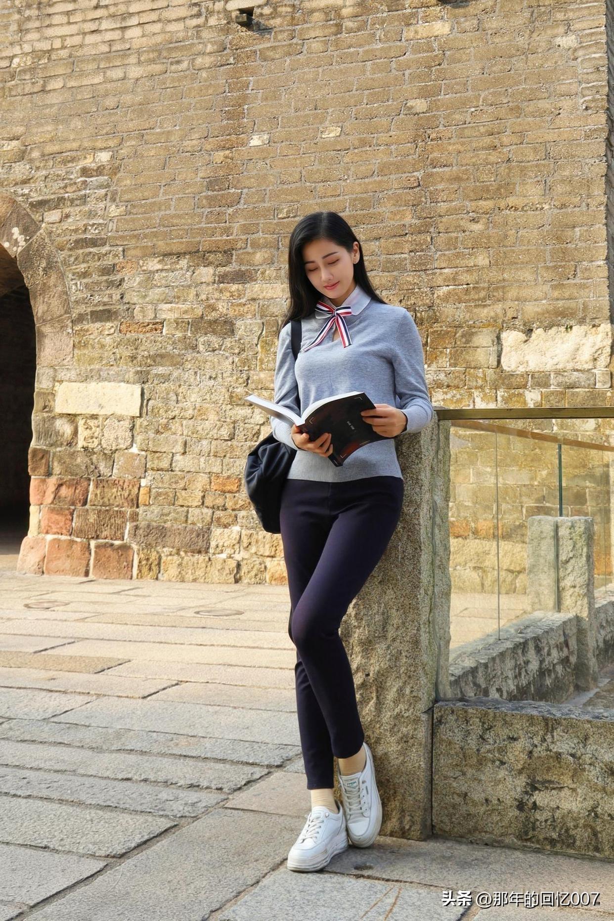 在古朴砖墙边，那沉静阅读的少女，宛如一幅绝美的画卷。
在快节奏时代，读书是难得的