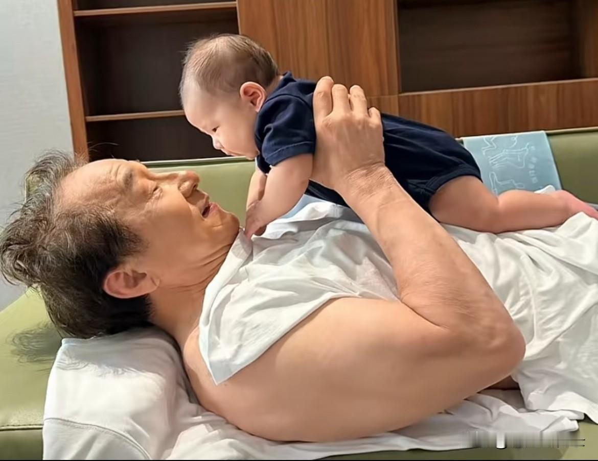 72岁成龙大哥的这个手臂肌肉合理吗？看完这条成龙大哥的人生轨迹你就彻底懂了，他为