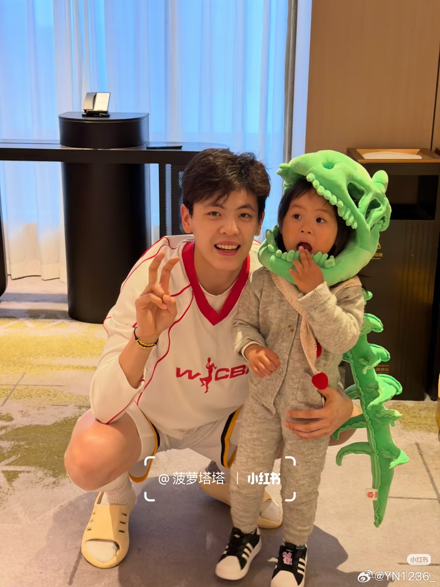 杨舒予杨舒予 一些小羊与球迷合影 