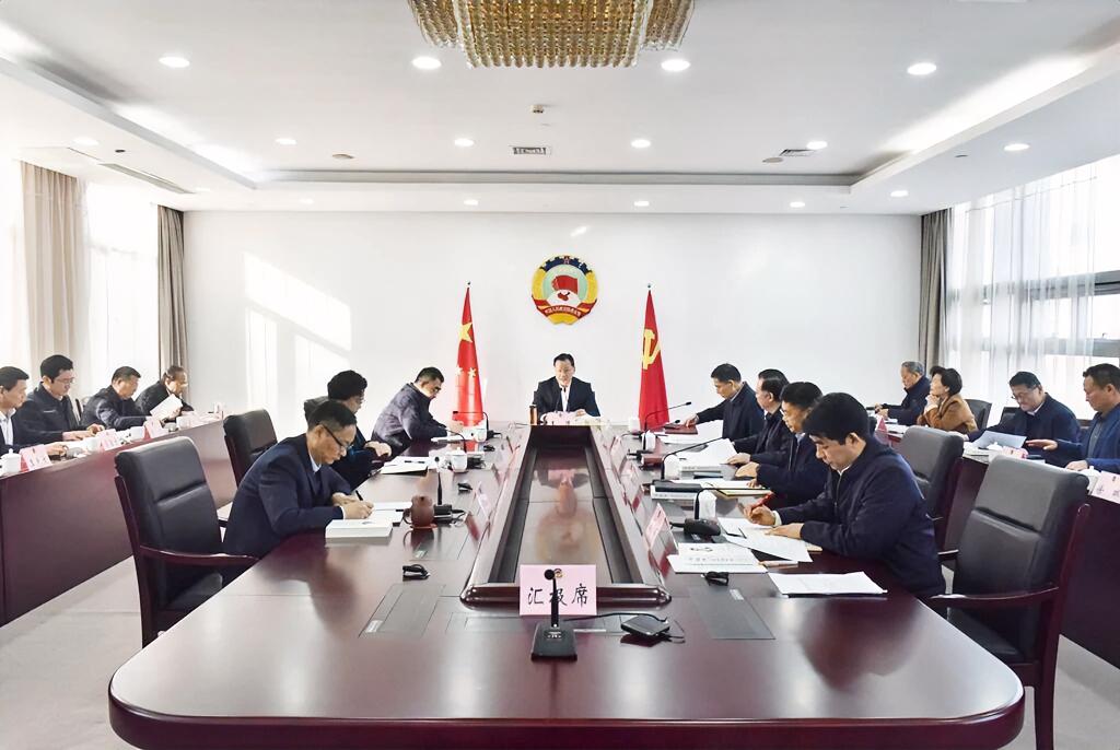 12月8日，徐州市政协召开党组会议，市政协党组书记、主席王强主持并讲话。市政协党
