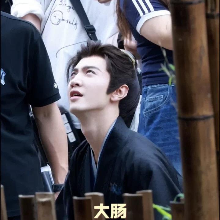 陈哲远逗工作人员陈哲远怎么这么可爱啊我说！专门逗工作人员可还行！陈哲远跟工作人员