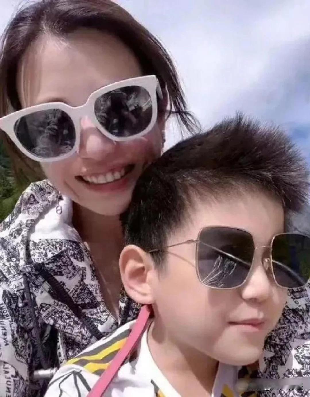 陈晓和陈妍希的儿子。
就这小模样一看，就知道，将来像他们夫妇一样当明星是没问题的