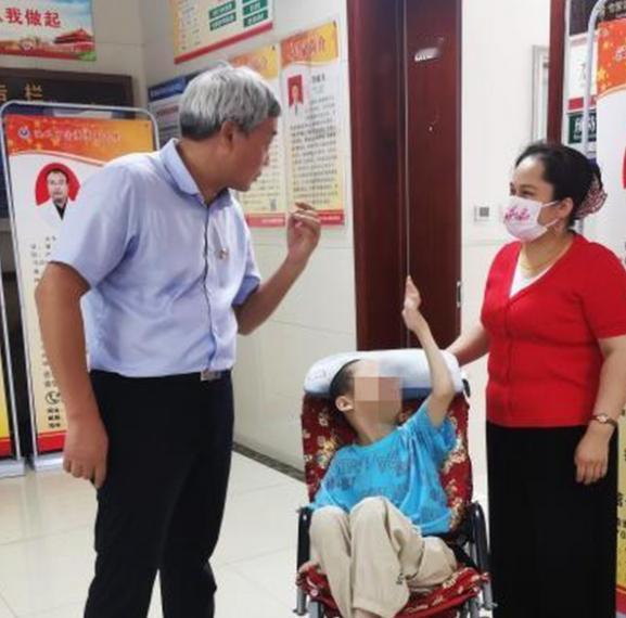 2009年，河南医生去孤儿院义诊，猛然发现近8成弃婴的肚皮薄如白纸，体内的大便清