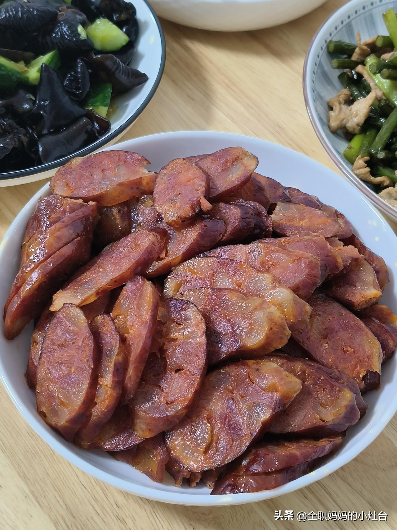 早上打开窗帘，
看着天空中刚刚升起的太阳，
又看看眼前还在熟睡的孩子，
心里不由