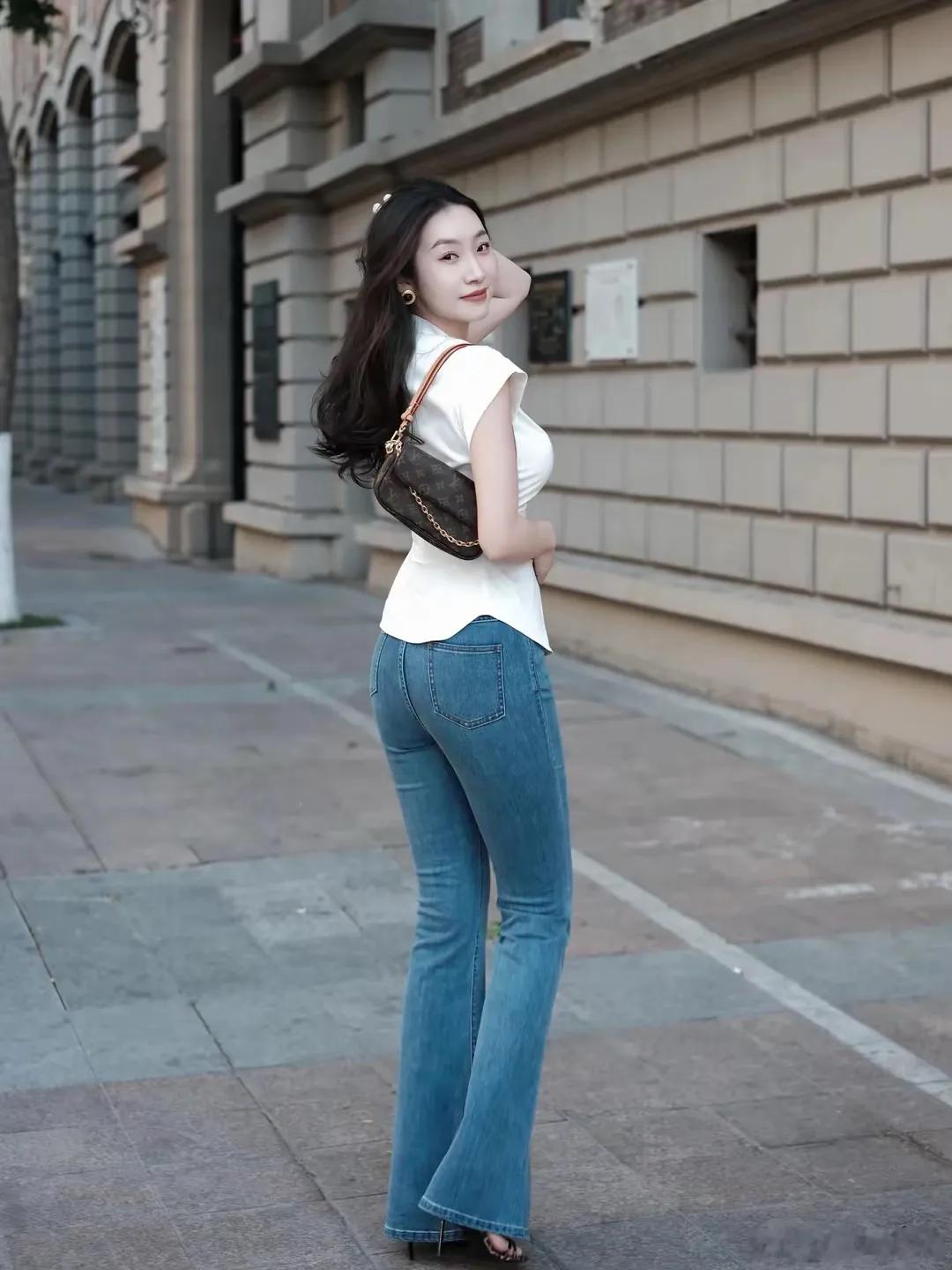 牛仔裤气质美女，白色衬衫，深色牛仔裤，穿搭非常得体