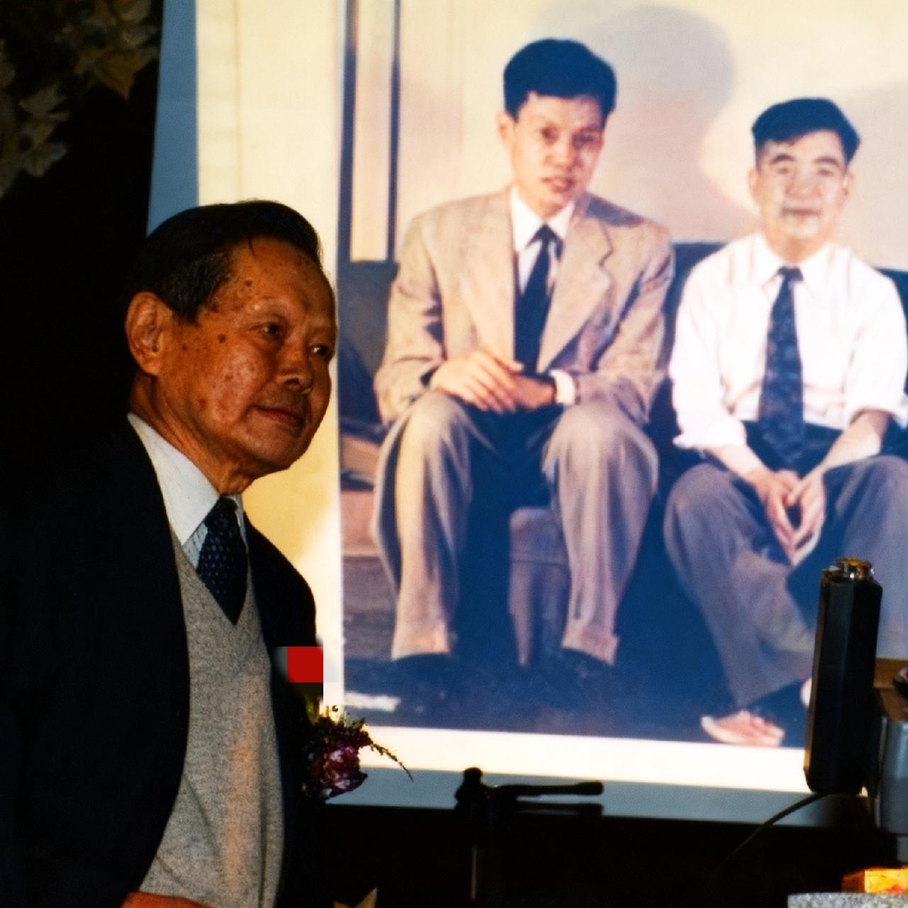 2000年，杨振宁参加恩师吴大猷的追思会，一张罕见的留影，屏幕上放着他和吴大猷的