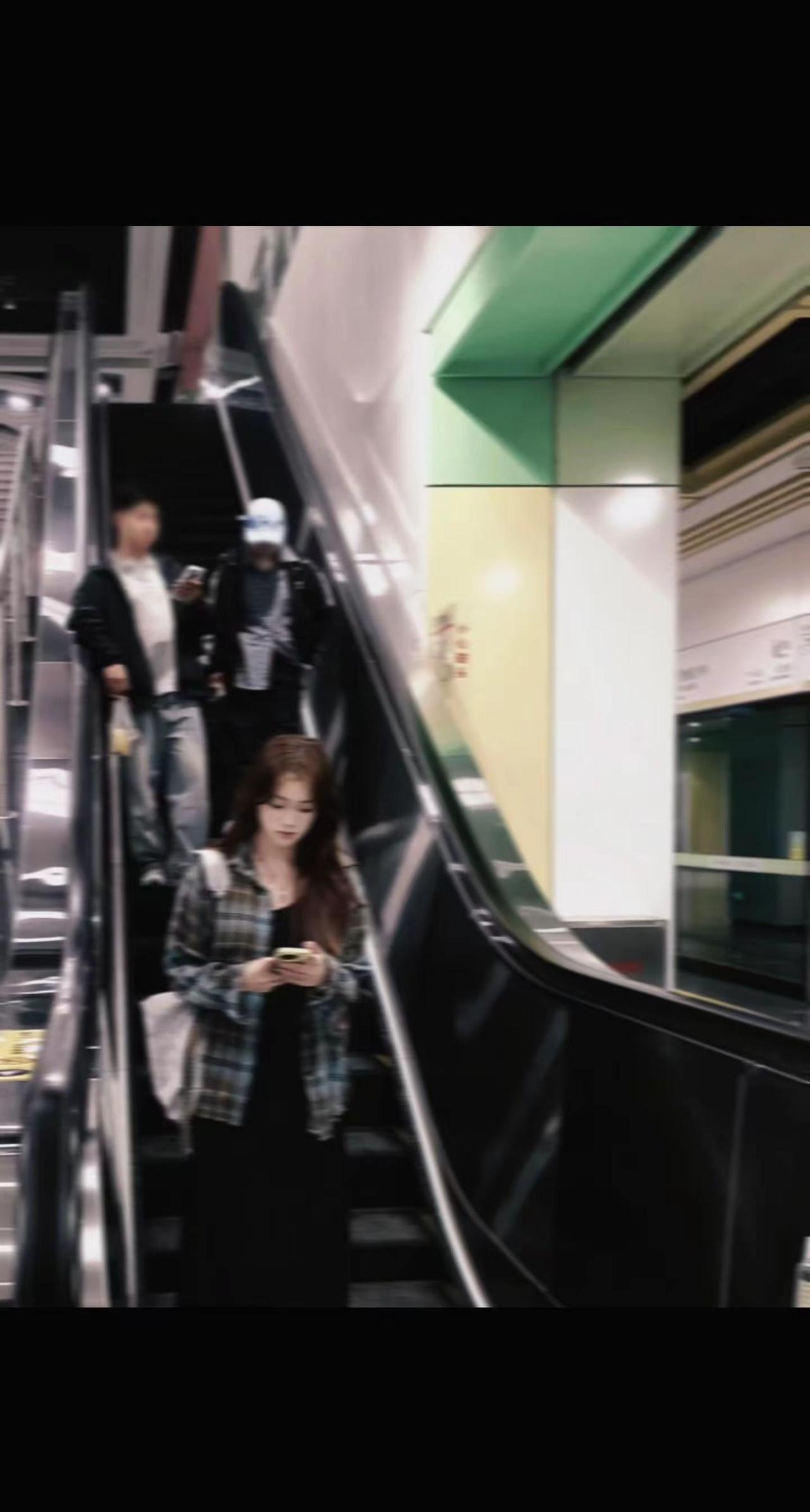 你懂得我的固执 我懂你脾气 两颗心在靠近.电梯随拍ootd 地铁穿搭