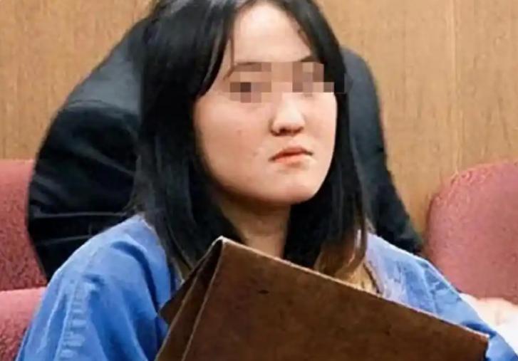 2015年，一名赴美留学生翟云瑶拿烟头烫同学、扇耳光，法庭上还公然叫嚣：“能快点