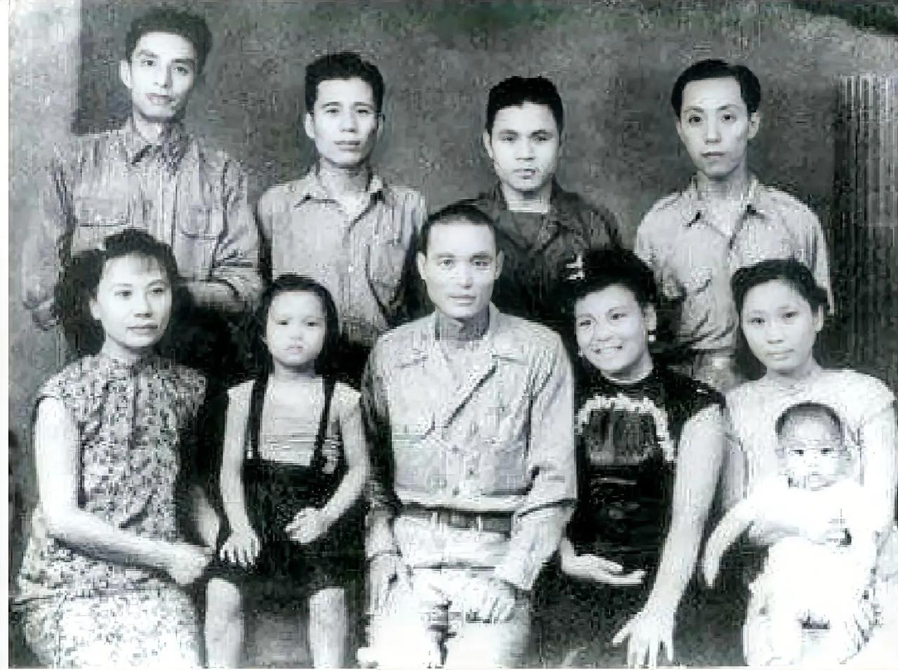 1947年，沈醉和妻子粟燕萍（前排左四），女儿熊熊（前排左二），以及保密局同事，