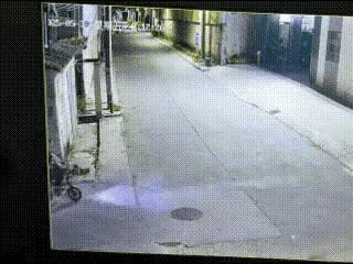 没事就好好骑车，玩浪摔得不轻，估计摔倒头了（不带头盔）。