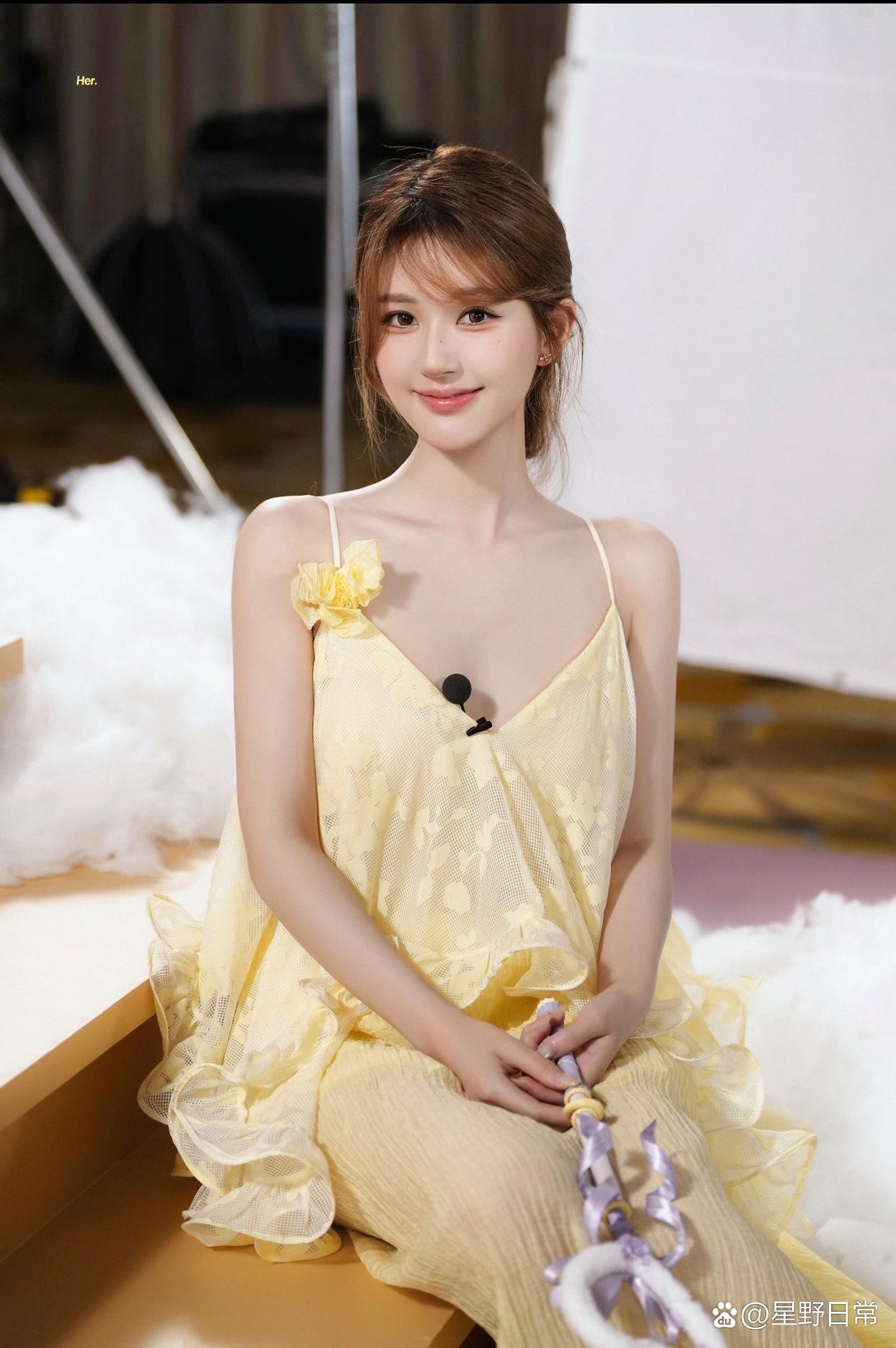 1、赵露思有一个综艺《不想睡的星期五》的常驻，接下来还会有华伦天奴的商务代言。2