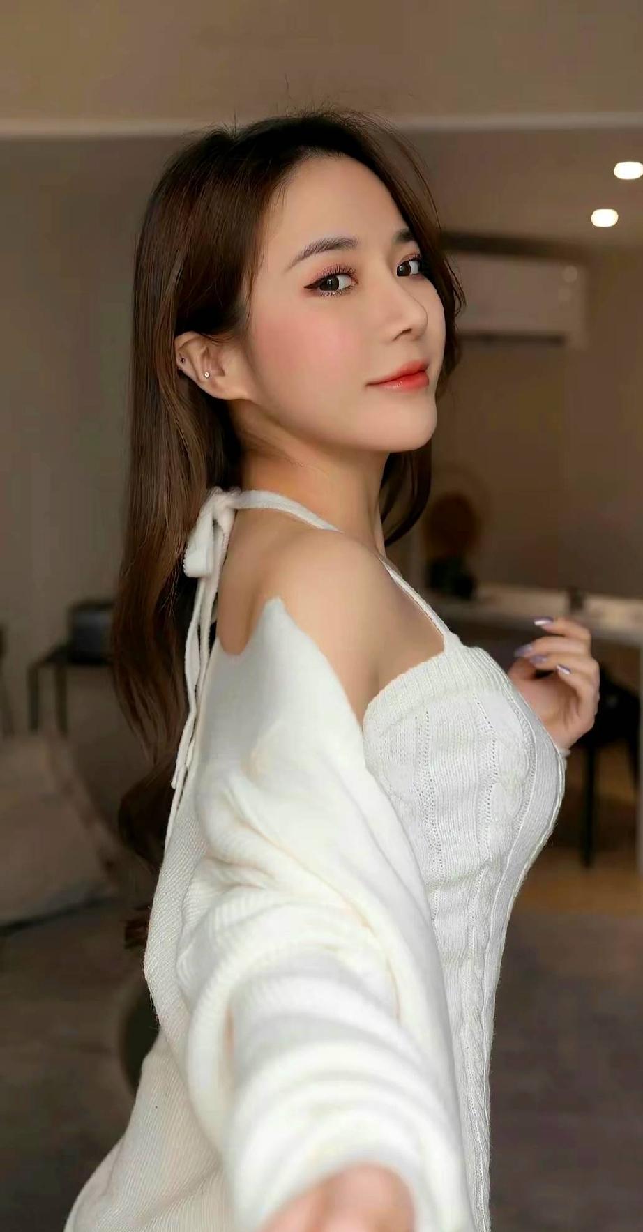 少女的裙摆，撑得起所有的温柔和盛夏。