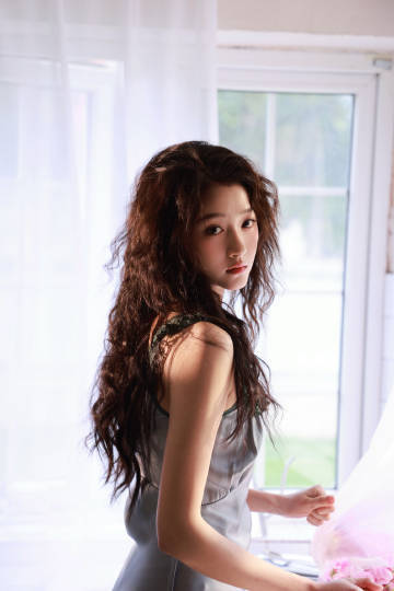 关晓彤杂志侧拍关晓彤杂志花絮照 关晓彤杂志花絮照 ! 