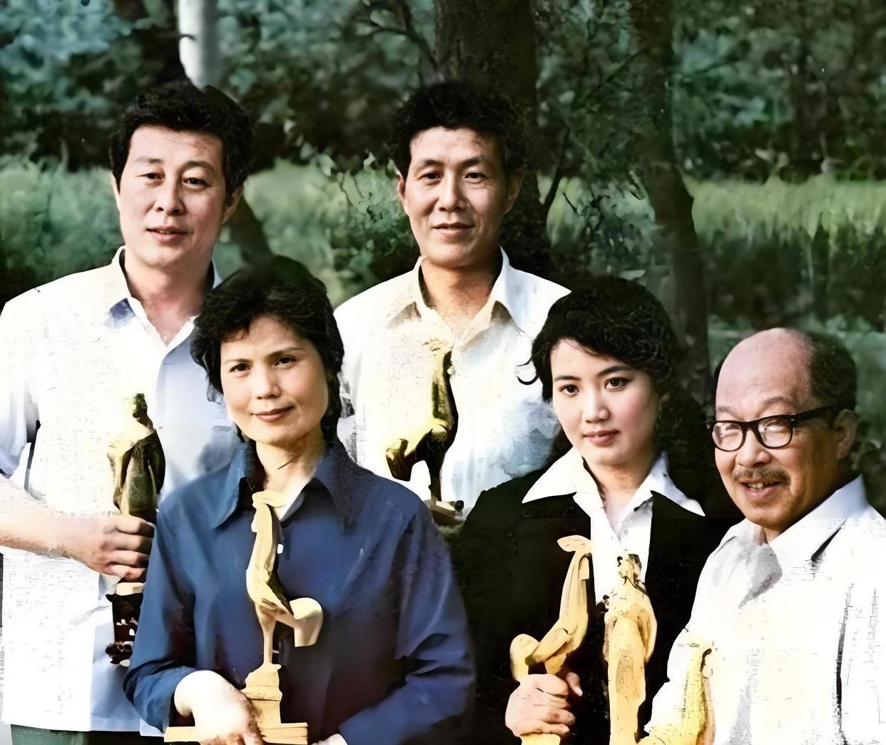 这是1982年金鸡百花奖颁奖典礼上，5位荣获最佳男、女演员及最佳男、女配角的得主