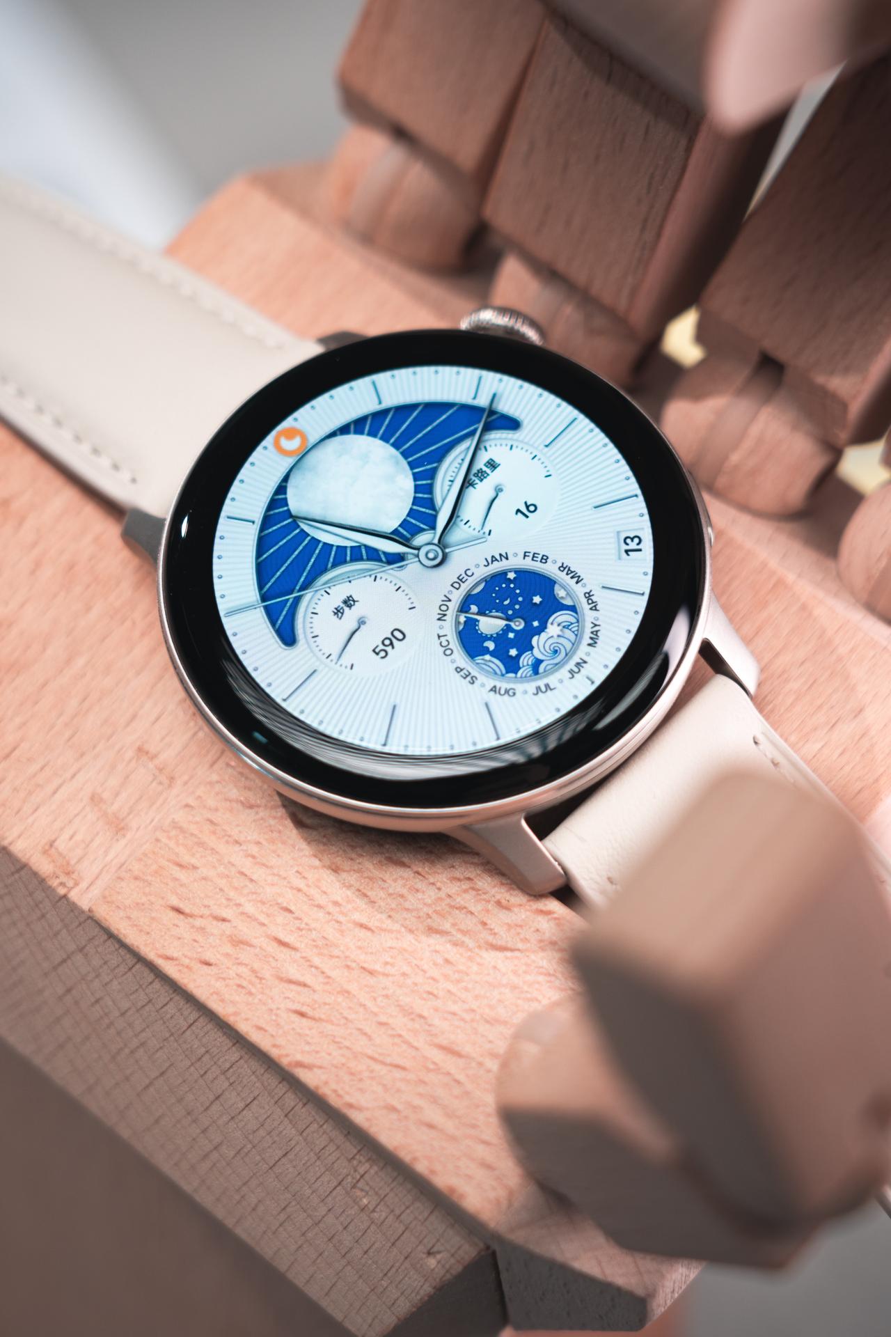 来看看vivo Watch3，这一代变化还真不小，看上去更高级时尚，加入不锈钢数