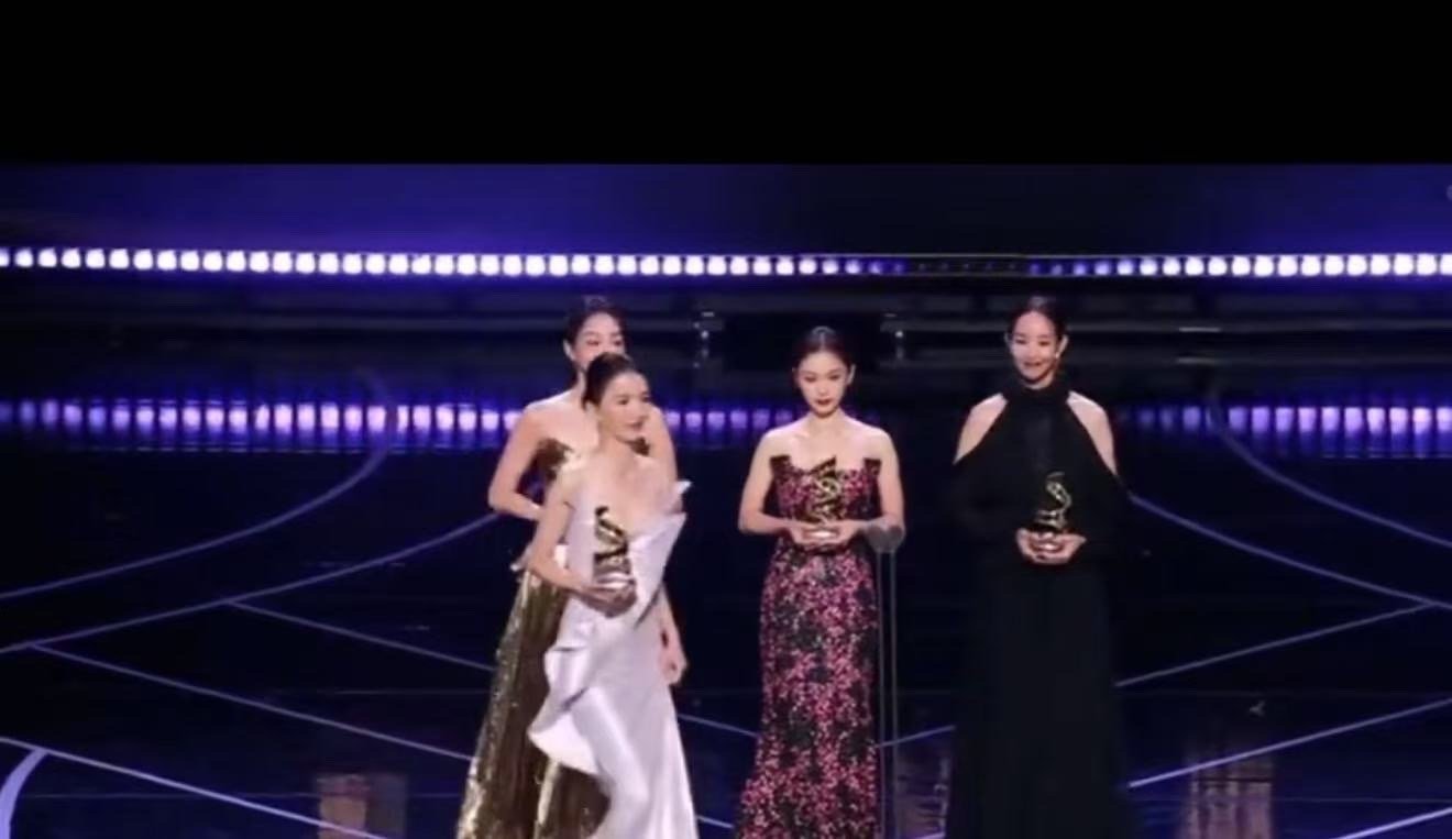 佟丽娅鎏光浅紫鱼尾裙 佟丽娅在微博电影之夜的浅紫色鱼尾裙造型，妥妥的“氛围感天花