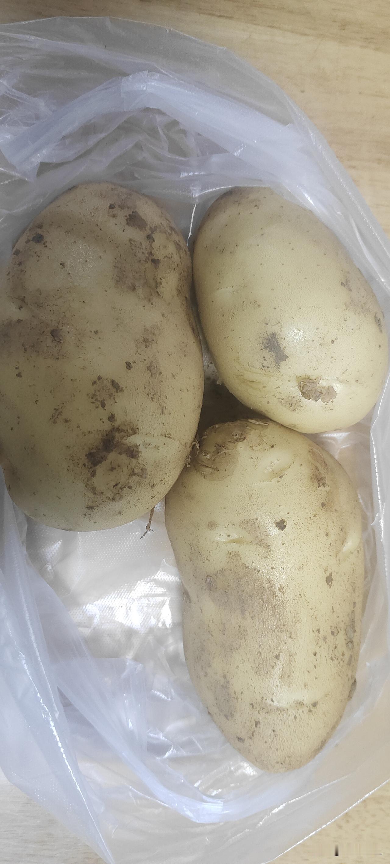 不挣钱吃啥喝啥，原来说：有地就饿不死人，现在我们也没地了，有地年轻人也不会种了