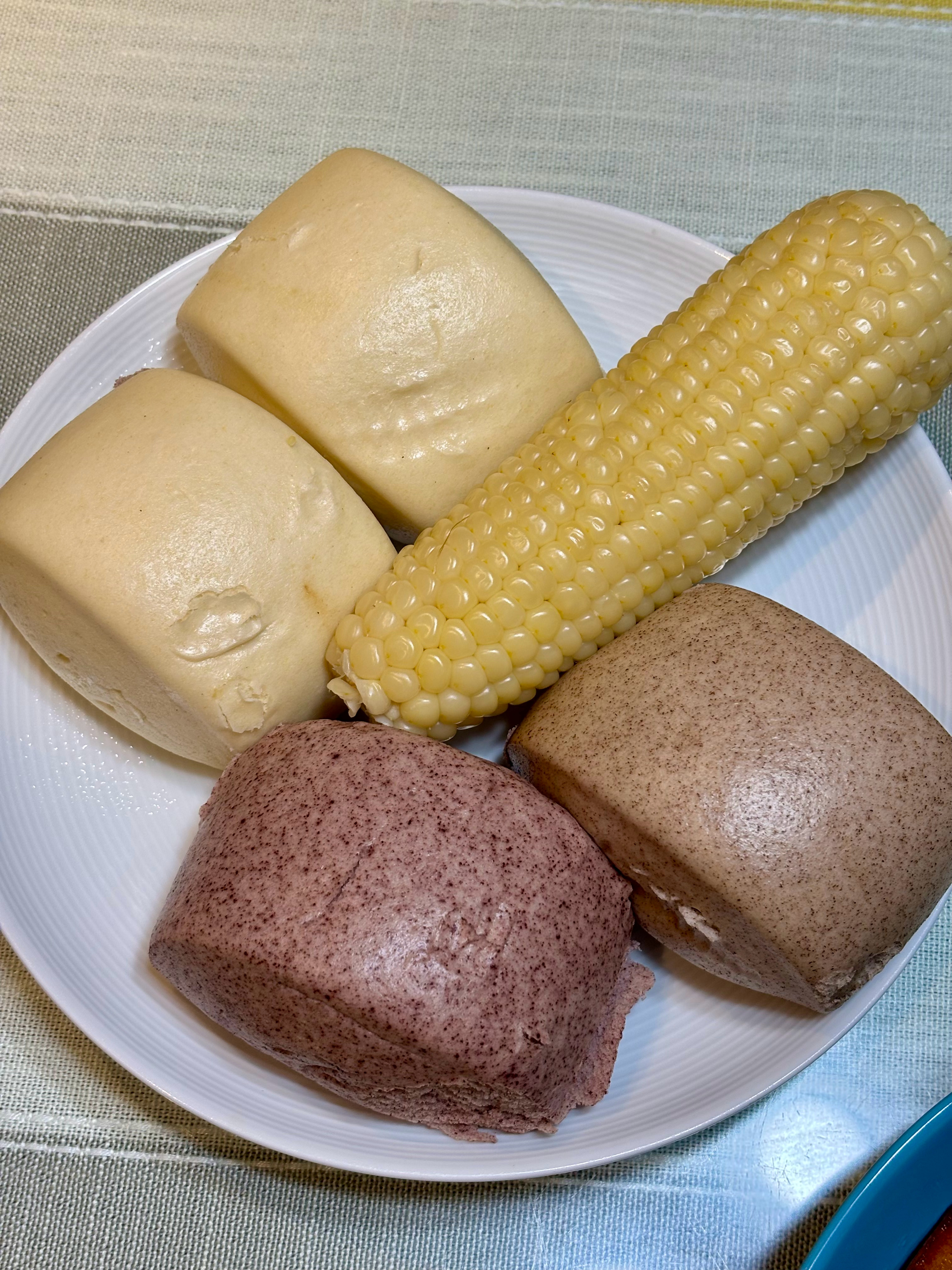 今天第一顿饭，1/3朗姆酒➕2/3小青柠，口感还可以晚餐