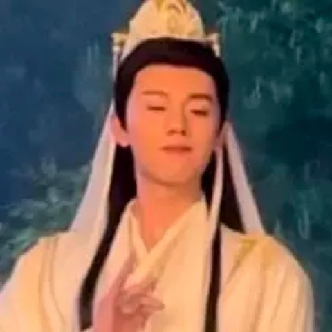 《凤凰台上》张耀的男菩萨一袭白衣仙气飘飘，莲花发冠配头纱氛围感拉满，手持净瓶的样