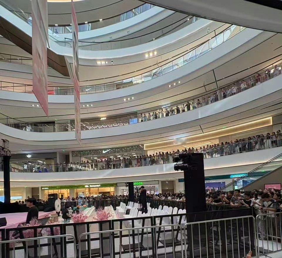 周翊然今天线下品牌活动人气好高，楼上楼下全是人！周翊然周翊然